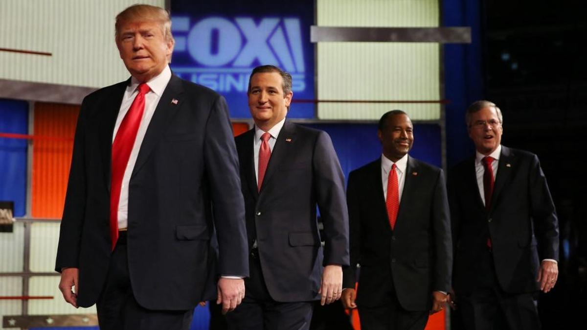 De izquierda a derecha, los precandidatos republicanos Donald Trump, Ted Cruz, Ben Carson y Jeb Bush durante el debate del jueves por la noche en North Charleston, Carolina del Sur.