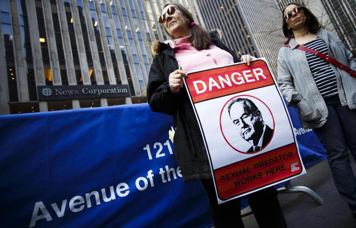 Manifestantes se reunieron para pedir al canal Fox News el despido del presentador Bill O’Reilly, por acusaciones de presunto acoso sexual, en Nueva York, el martes 18 de abril de 2017.