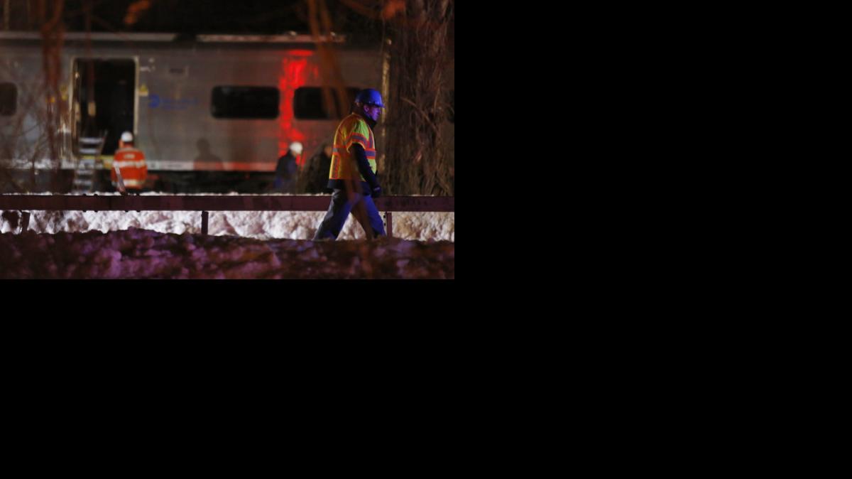 
Investigadores revisan el lugar del accidente entre un tren Metro-North Railroad y un vehículo el martes 3 de febrero de 2015, en Valhalla (EE.UU.). Al menos siete personas murieron en la localidad neoyorquina de Valhalla al arrollar un tren suburbano un vehículo que estaba detenido en las vías, informaron fuentes oficiales. EFE/JOHN TAGGART
