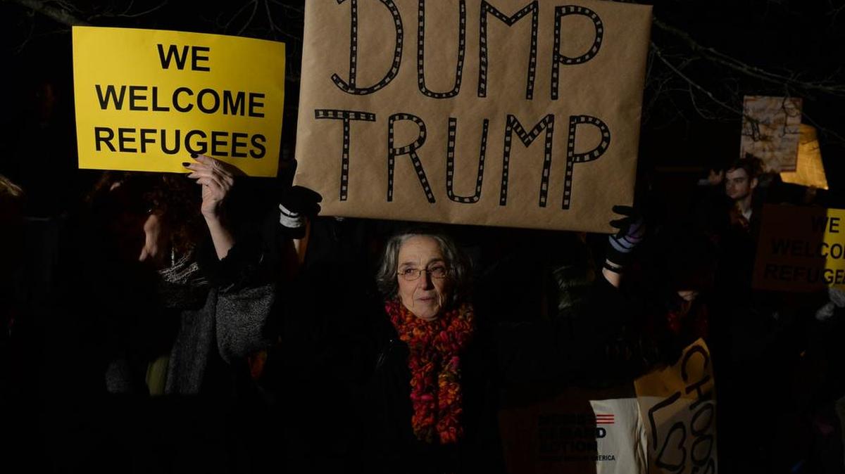 Un 57 % de los estadounidenses rechaza la propuesta del precandidato presidencial republicano Donald Trump de prohibir la entrada al país de los musulmanes, según una encuesta difundida este jueves.
