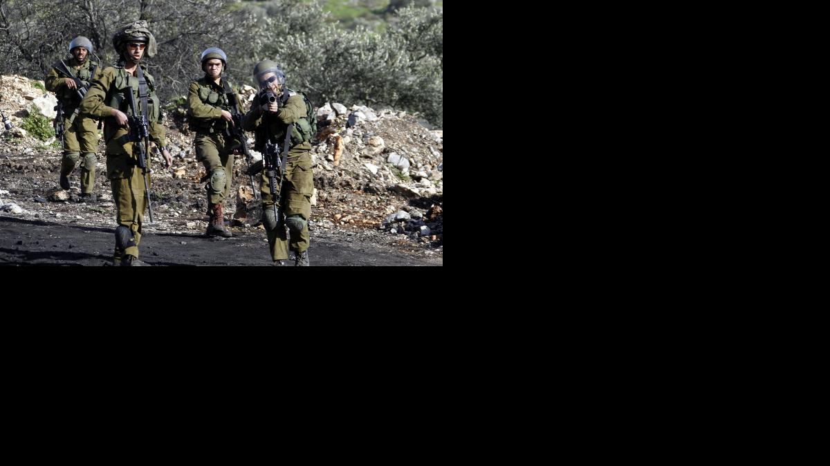 
Varios miembros del ejército israelí lanzan gas lacrimógeno contra los palestinos participantes en una protesta contra los asentamientos judíos en Qadomen, en la localidad de Kofr Qadom, Cisjordania.


