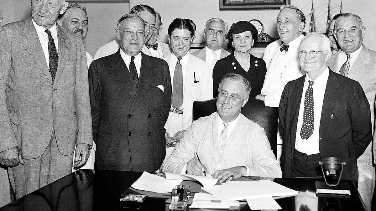 El Presidente Franklin D. Roosevelt firma la Ley de Seguridad Social, en Washington, el 14 de agosto de 1935.
