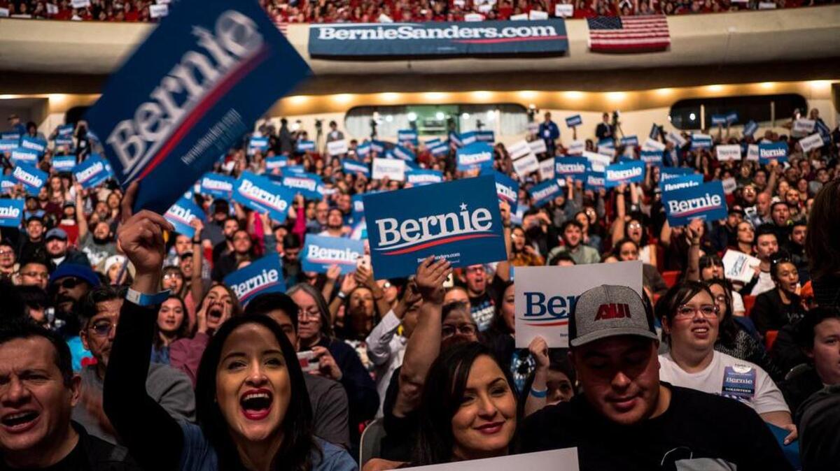 Cientos de personas asisten a un discurso del senador Bernie Sanders (I-Vermont) en el Abraham Chavez Theatre de El Paso, Texas, el sábado 22 de febrero de 2020.