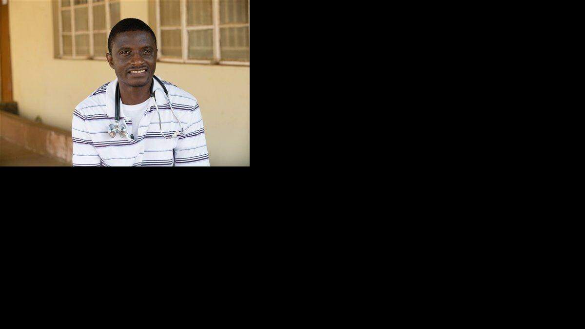 Imagen de abril de 2014 del doctor Martin Salia afuera de un hospital en Freetown, Sierra Leona. Salia fue diagnosticado con ébola el 10 de noviembre y fue trasladado a EEUU para recibir atención médica.