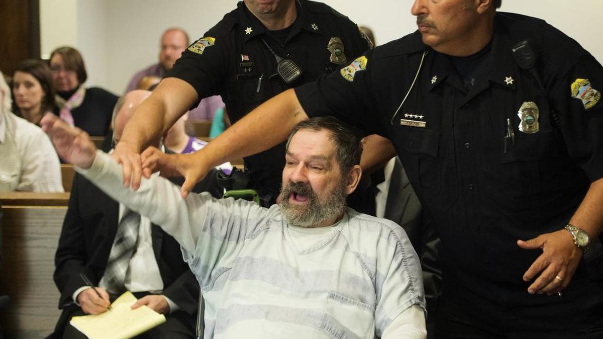 Veterano de la guerra de Vietnam, Miller fundó y fue “Gran Dragón” de la organización paramilitar asociada al KKK “Carolina Knights” (“Caballeros de Carolina”), uno de los primeros grupos en usar tácticas paramilitares para intimidar a afroamericanos en el país.