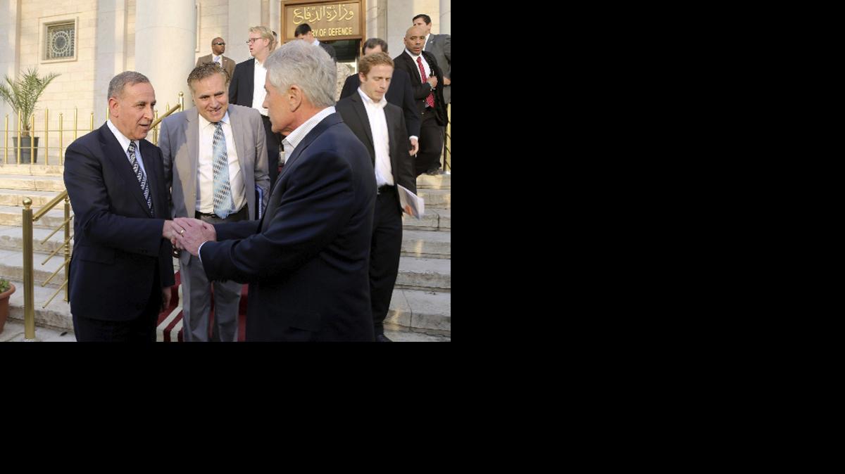 
El ministro de Defensa iraquí, Jaled al Obeidi (izq.), da la bienvenida al secretario de Defensa estadounidense, Chuck Hagel (der.), a su llegada a la sede del Ministerio iraquí de Defensa, en Bagdad, Irak, el martes.
