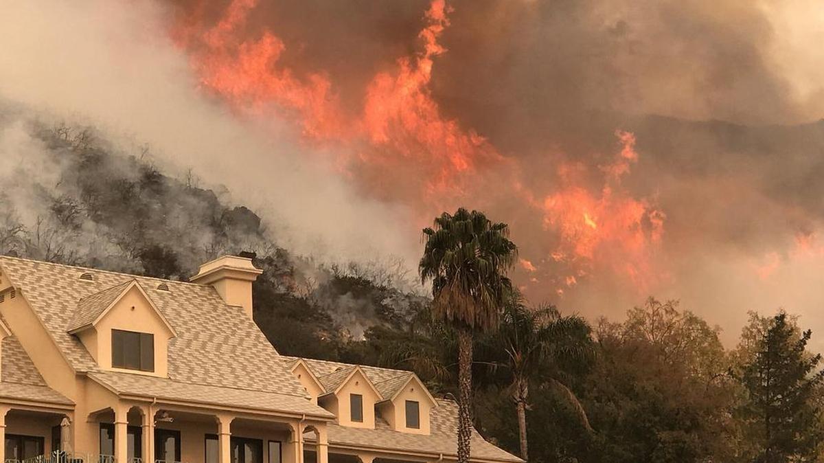 Un fuego provocado como alternativa para controlar el incendio Thomas en Montecito, California, este jueves 14 de diciembre de 2017.