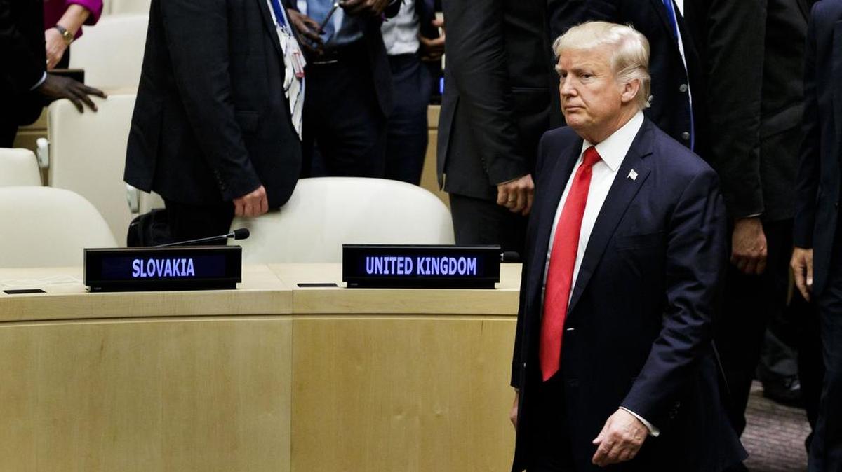 El presidente Donald Trump a su salida de una reunión de alto nivel sobre la necesidad de reformas en el funcionamiento de la ONU el lunes 18 de septiembre 2017, en la sede del organismo en Nueva York.