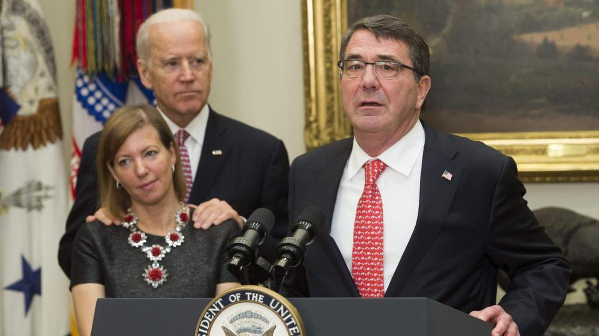 El entonces secretario de Defensa, Ashton Carter, habla junto a su esposa Stephanie y el entonces vicepresidente Joe Biden, durante una ceremonia de juramentación en la Sala Roosevelt de la Casa Blanca, el 17 de febrero del 2015.