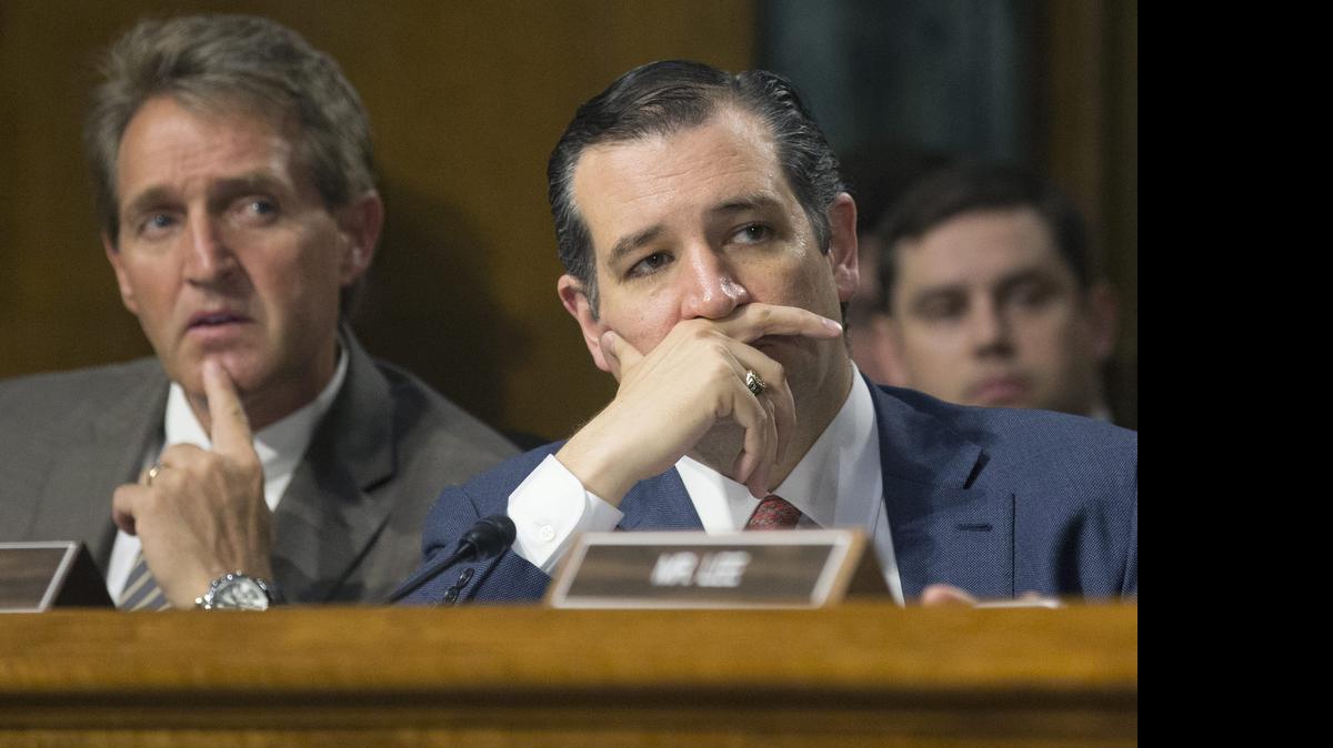 

El senador republicano por Texas y candidato a la presidencia del 2016, Ted Cruz (der.), y el senador republicano por Arizona Jeff Flake, asisten a una audiencia del comité judicial del Senado, que examina las medidas del gobierno de Obama sobre inmigración, en el Capitolio de Washington este martes 21 de julio.
