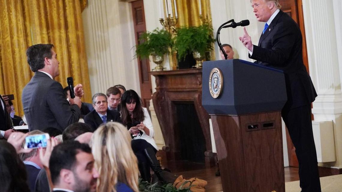 En esta foto de archivo tomada el 7 de noviembre de 2018, el presidente de los EE UU, Donald Trump durante un acalorado intercambio con el corresponsal de la Casa Blanca de la CNN, Jim Acosta, durante una conferencia de prensa posterior a las elecciones en la Sala Este del Casa Blanca en Washington, DC.