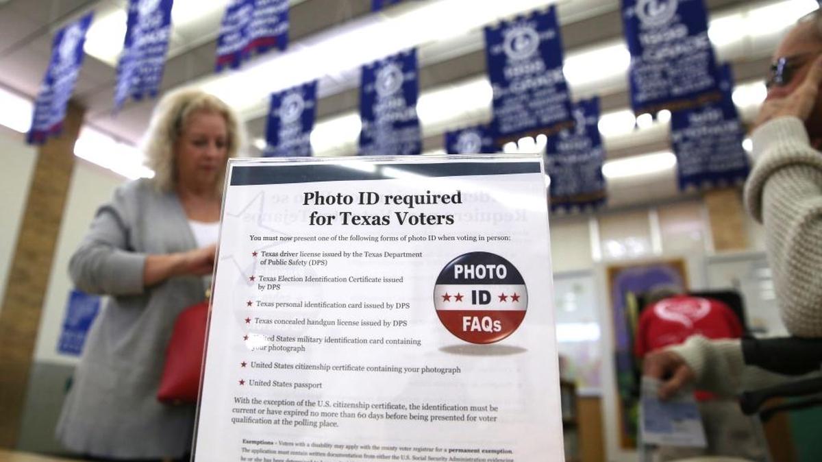 Un letrero informa a los electores que deben presentar una identificación con foto para poder votar, en una imagen de marzo del 2016 en Arlington, Texas.