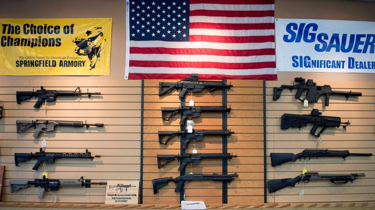 Rifles de asalto a la venta en el Arsenal de Blue Ridge en Chantilly, Virginia, el 6 de octubre de 2017.