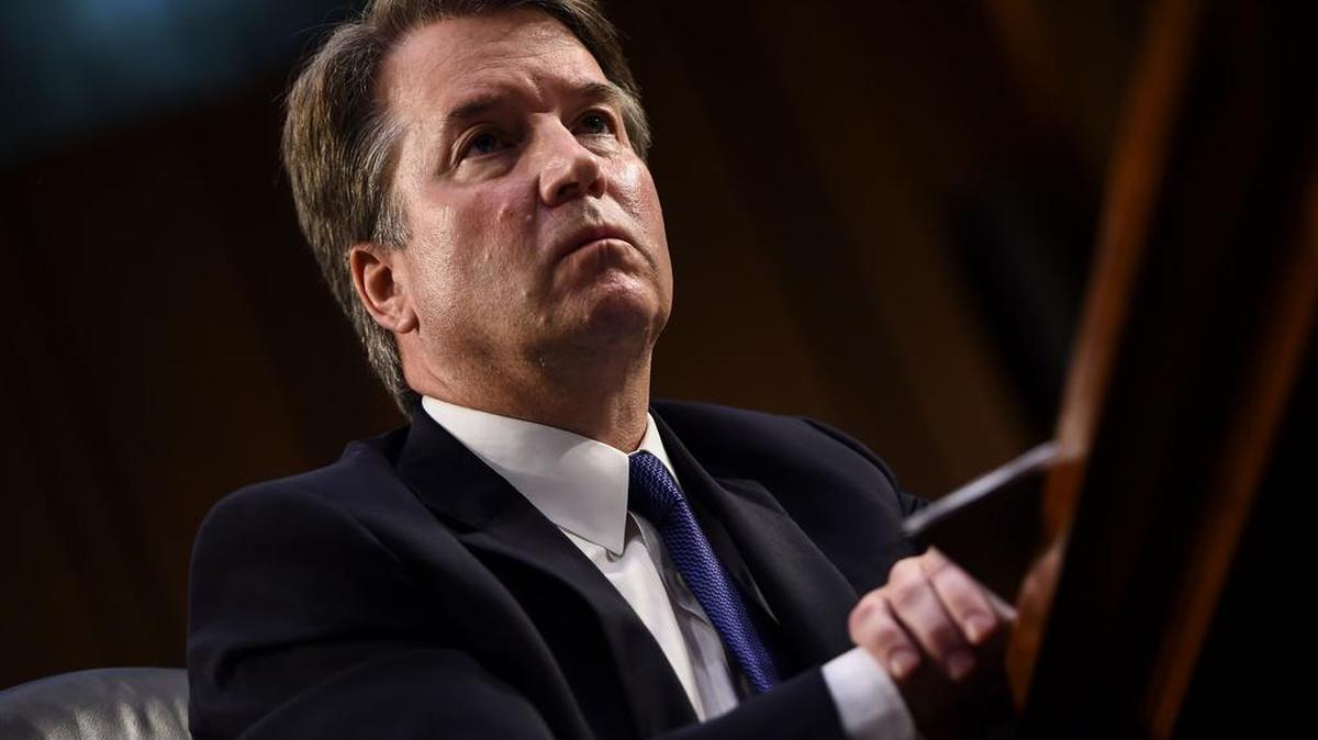 En esta foto de archivo tomada el 4 de septiembre de 2018, el juez Brett Kavanaugh observa durante su audiencia de confirmación del Comité Judicial del Senado de EEUU.