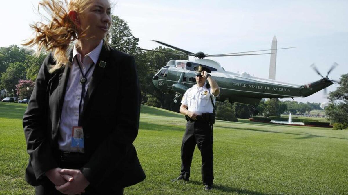 Agentes del Servicio Secreto protegen el helicóptero Marine One usado por el presidente de Estados Unidos, Donald Trump, el 22 de julio de 2017, en Washington DC.