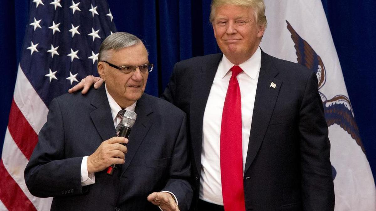 Foto del 26 de enero de 2016, del entonces candidato presidencial republicano Donald Trump acompañado por el sherriff de Maricopa, Arizona, Joe Arpaio en un evento de campaña en Marshalltown, Iowa.