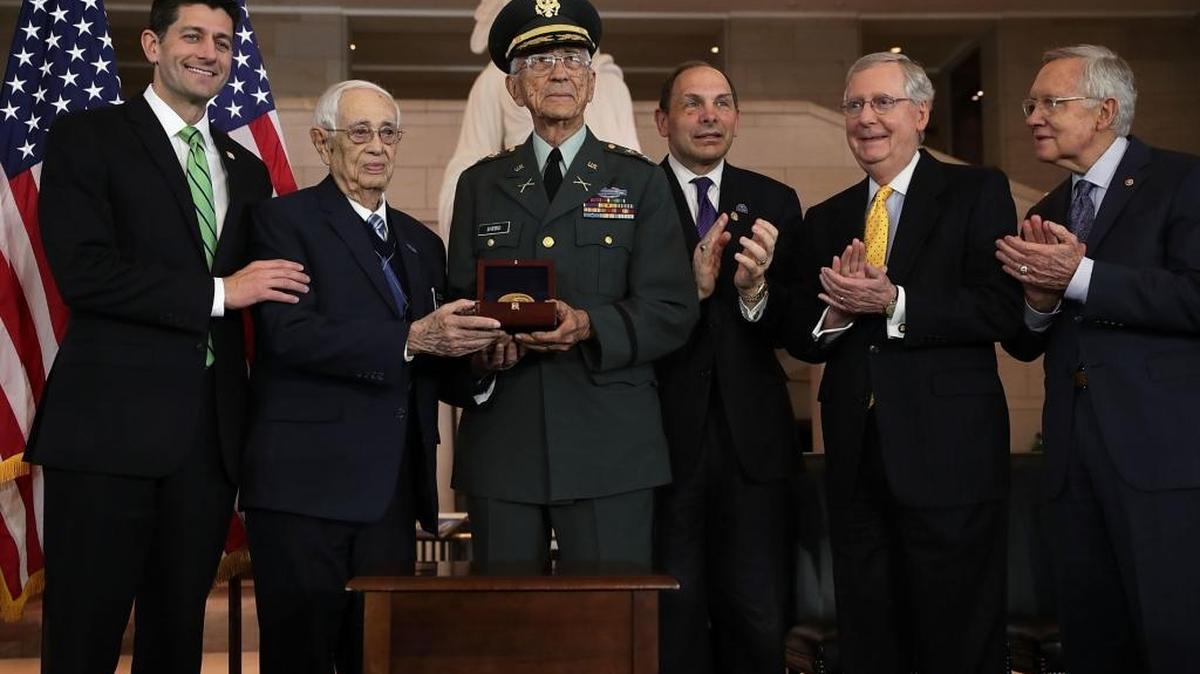 El presidente de la Cámara de Representantes de EEUU, el republicano Paul Ryan, le hizo entrega oficialmente de la presea dorada al sargento mayor José Colón y al coronel Manuel Silverio, ambos “Borinqueneers”.