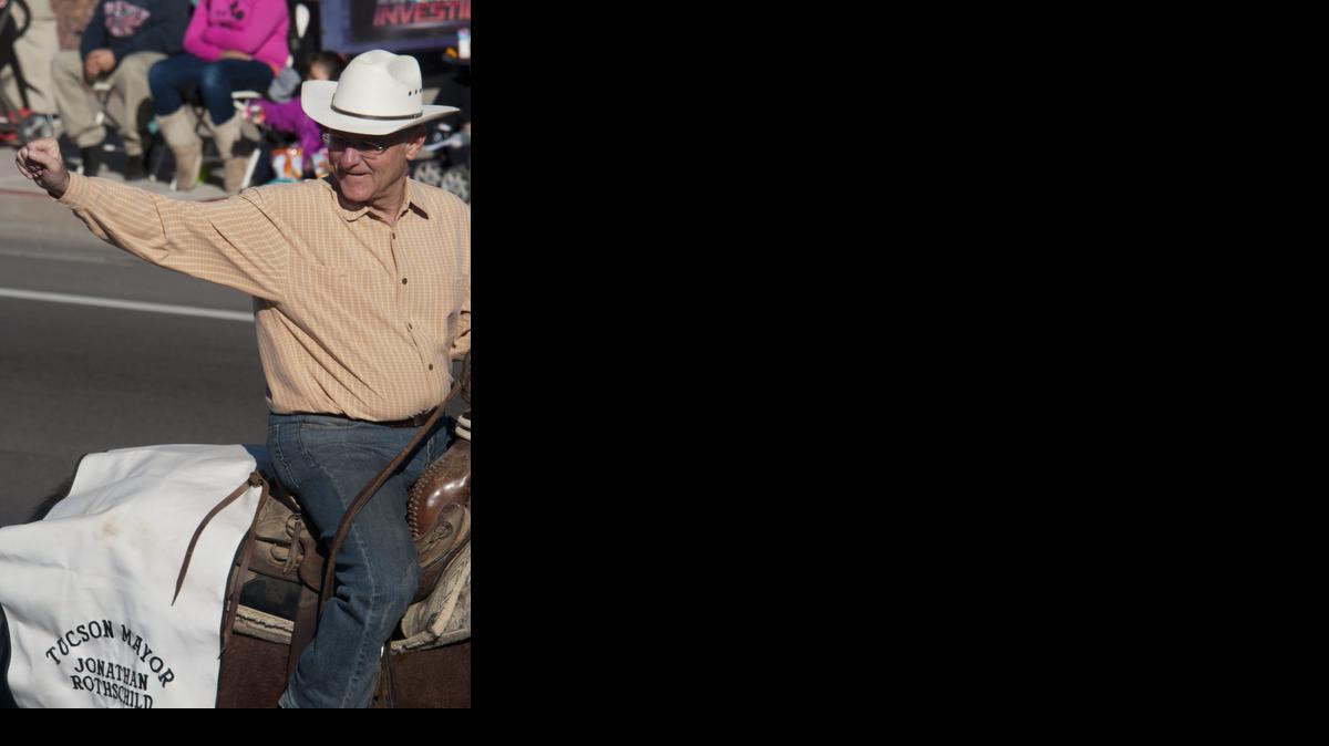 <cutline_leadin>El alcalde</cutline_leadin> de Tucson, Arizona, Jonathan Rothschild, encabeza el jueves el desfile anual de la “Fiesta de los Vaqueros” de esa ciudad, en su 90 aniversario.