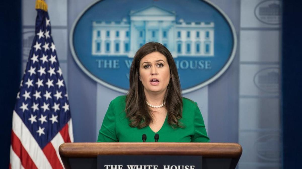 La portavoz de la Casa Blanca, Sarah Sanders, habla a la prensa en la Casa Blanca, el 2 de octubre.