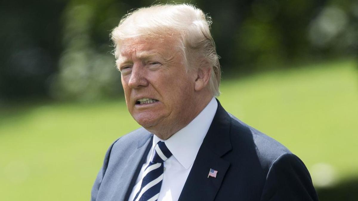 El presidente estadounidense, Donald Trump, camina por el jardín de la Casa Blanca antes de subir al helicóptero presidencial en Washington D.C (Estados Unidos) el 31 de agosto del 2018.