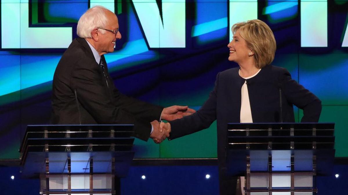
La precandidata demócrata a la Presidencia de Estados Unidos, Hillary Clinton (der.), estrecha la mano del senador de Vermont, Bernie Sanders, el martes, al final de un debate presidencial Demócrata en Wynn en Las Vegas, Nevada.
