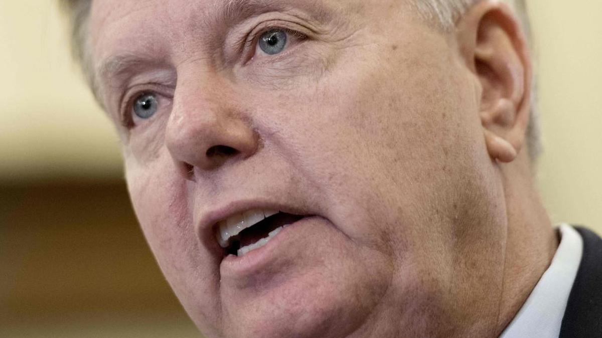 El senador Lindsey Graham, habla con la prensa en Capitol Hill en Washington, DC, el 13 de septiembre de 2017.