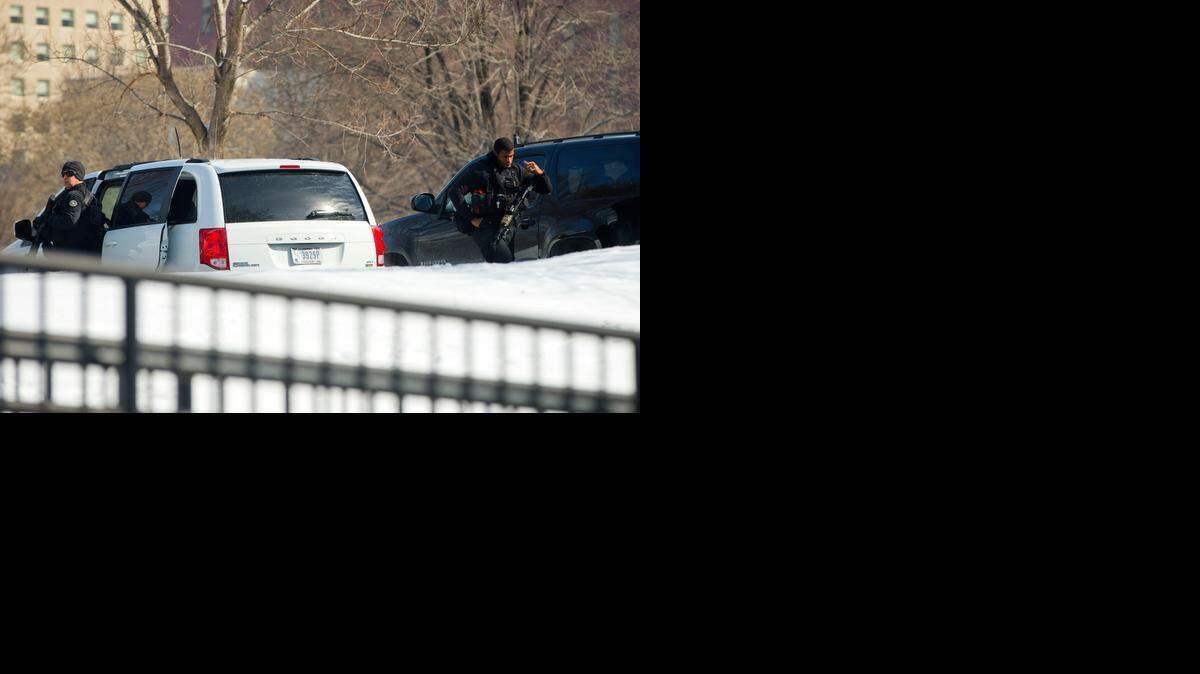 
Miembros del Servicio Secreto de EEUU patrullan los alrededores de la Casa Blanca en Washington, durante la salida del presidente Obama rumbo a Selma, Alabama.
