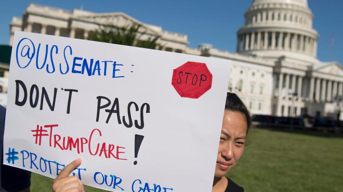 Esta foto de archivo tomada el 28 de junio de 2017 muestra a los manifestantes en contra del plan de la salud de los republicanos del Senado de EEUU la celebración de una manifestación fuera del Capitolio de EEUU en Washington, DC.