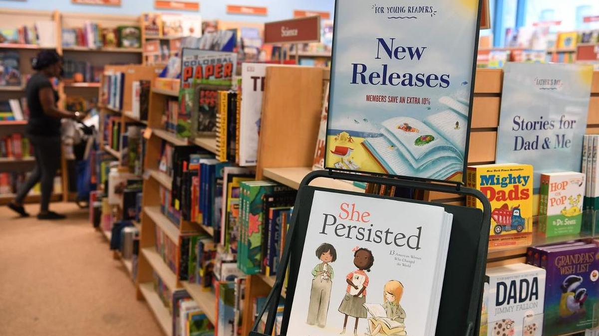El nuevo libro de Chelsea Clinton "She Persisted", un título que juega con las famosas palabras del líder de la mayoría del Senado Mitch McConnell, está a la venta en Barnes & Noble el 30 de mayo de 2017 en Brooklyn, Nueva York.