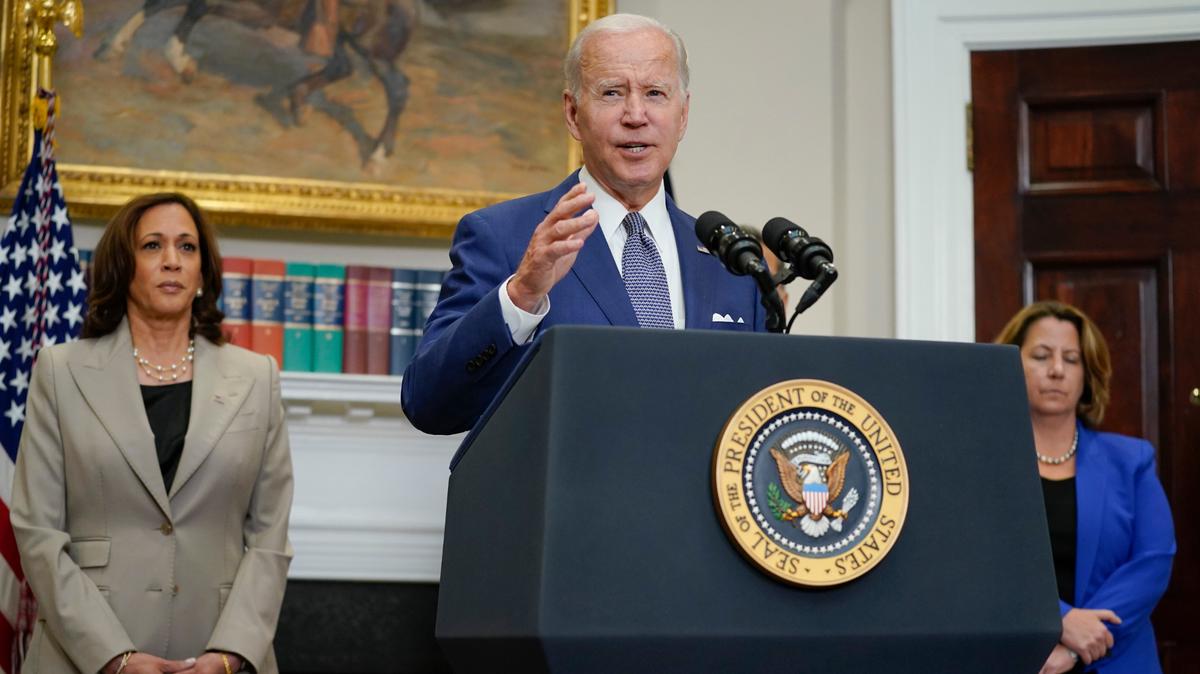 ARCHIVO - El presidente Joe Biden habla sobre el acceso al aborto durante un evento en la Sala Roosevelt de la Casa Blanca, el viernes 8 de julio de 2022, en Washington. La vicepresidenta Kamala Harris, a la izquierda, y la fiscal general adjunta Lisa Monaco observan. (Foto AP/Evan Vucci, archivo)