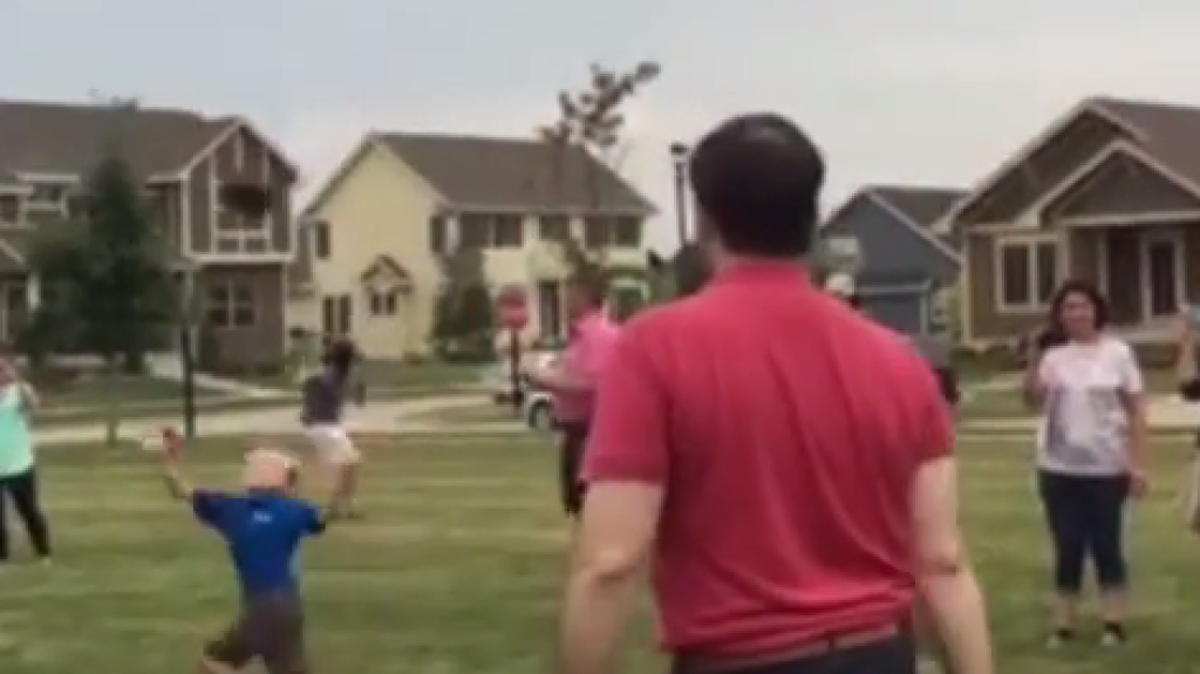 
El senador republicano Marco Rubio juega ‘football’ con un niño en Iowa.
