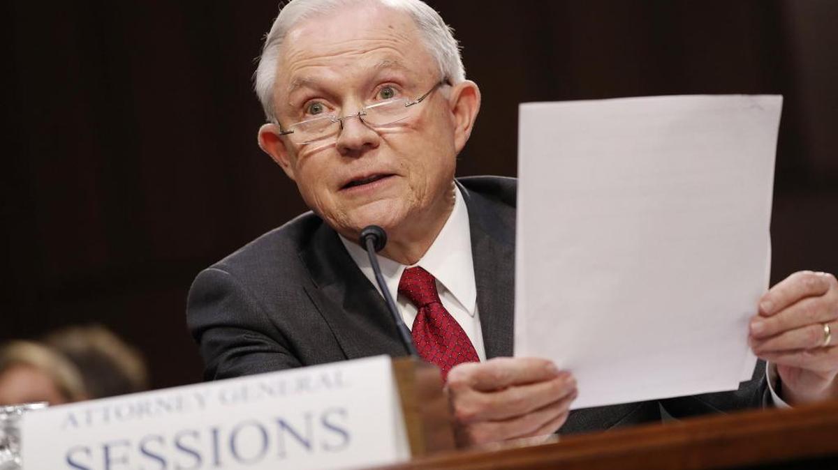El fiscal general estadounidense, Jeff Sessions, testifica ante el Comité de Inteligencia del Senado acerca de la investigación del FBI sobre la campaña electoral del presidente de EE.UU., Donald Trump, y su posible conexión con Rusia, el martes 13 de junio de 2017, en Washington (EE.UU.).