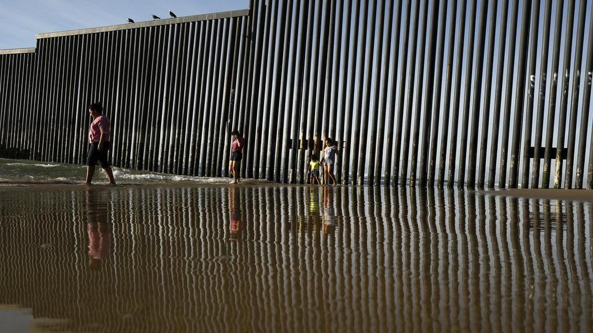 Una parte del muro que divide parte de San Diego, en California, de Tijuana, México.