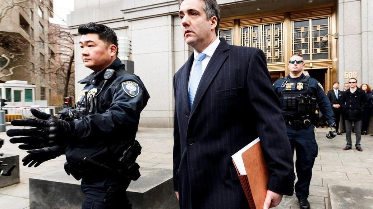 El ex abogado personal de Donald Trump, Michael Cohen (d), a la salida del Tribunal Federal de Estados Unidos en Nueva York (Estados Unidos), el 12 de diciembre de 2018.