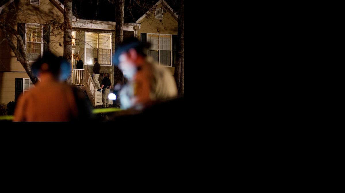 
Varios policias llegan a la casa donde un individuo disparó y mató al menos a cinco personas, en Atlanta, Georgia. 
