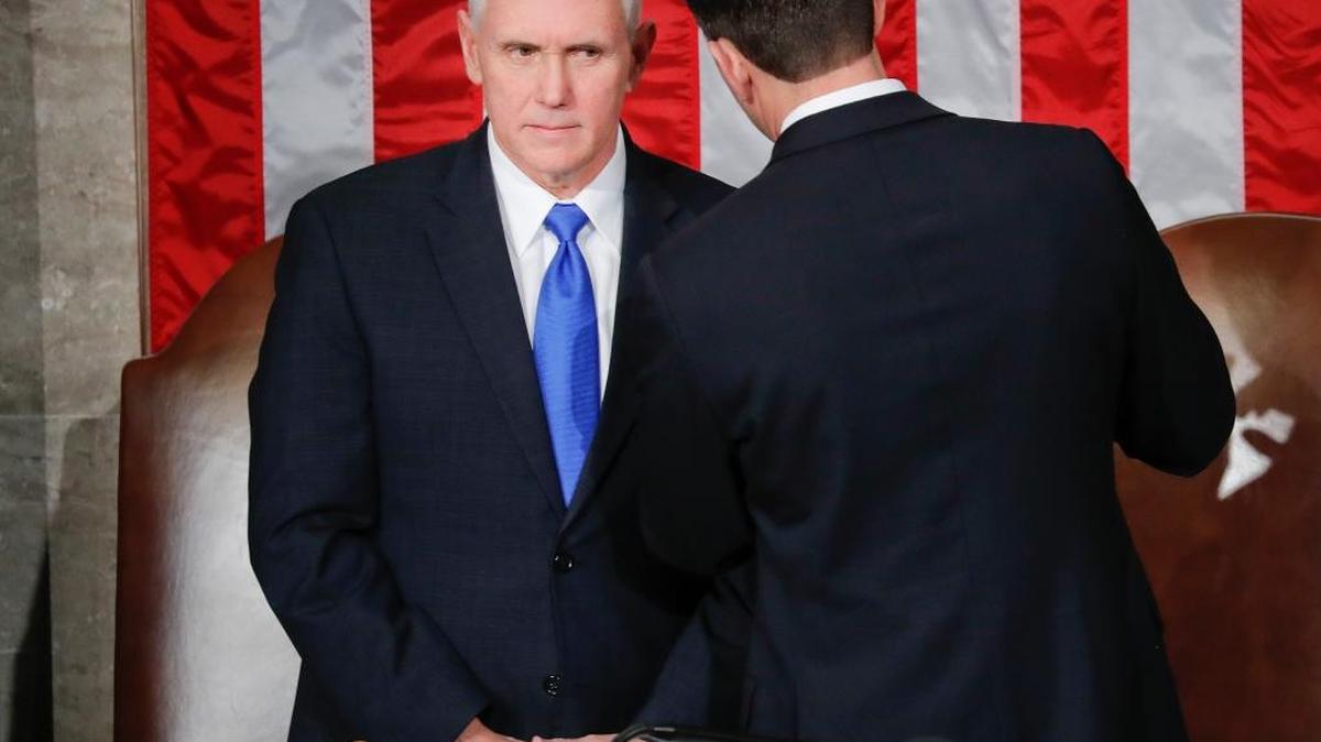El vicepresidente de EEUU, Mike Pence, habla con el presidente de la Cámara, Paul Ryan, en el Capitolio, en Washington, el 28 de febrero.