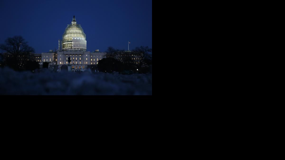 
El Capitolio de Estados Unidos la noche del viernes 27 de febrero de 2015. 
