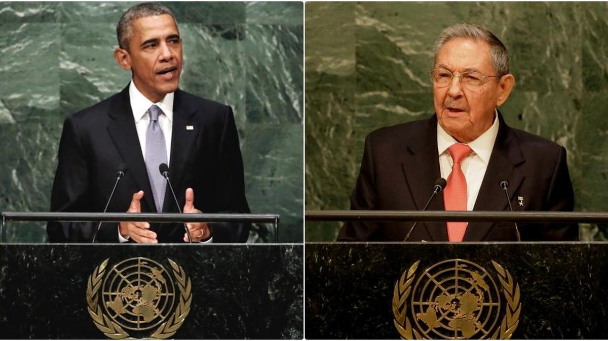 
El presidente de EEUU Barack Obama (i) y el gobernante cubano Raúl Castro (d) hablan en la septuagésima Asamblea General de la ONU.
