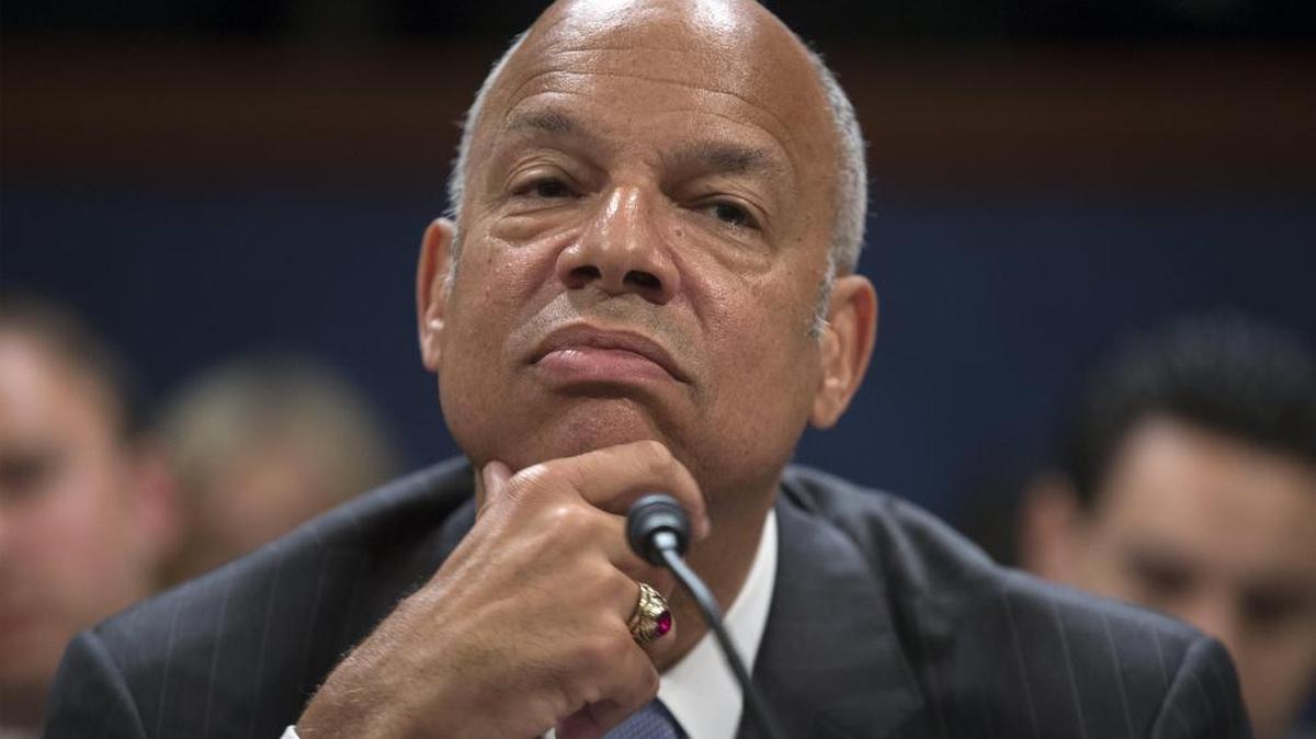El secretario de Seguridad Nacional, Jeh Johnson, escucha una pregunta durante su intervención ante el Comité Permanente de Inteligencia sobre la interferencia rusa en las elecciones presidenciales de 2016, en Capitol Hill, Washington el 21 de junio de 2017.