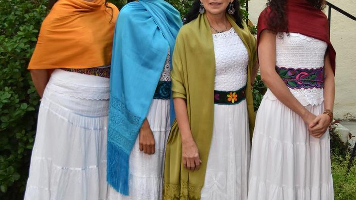 El grupo femenino de Veracruz "Caña dulce, caña brava", (izq. a dcha. Ana Arismendez, Violeta Romero, Adriana Cao Romero y Raquel Palacios) posan para EFE en un aparte del festival de San Gabriel (California). La prohibición de entrar en Estados Unidos por cinco años impuesta a cuatro actores y cómicos mexicanos que llegaron sin visas de trabajo ha causado pesar y temor entre la comunidad de artistas originarios de México y especialmente entre los mariachis.
