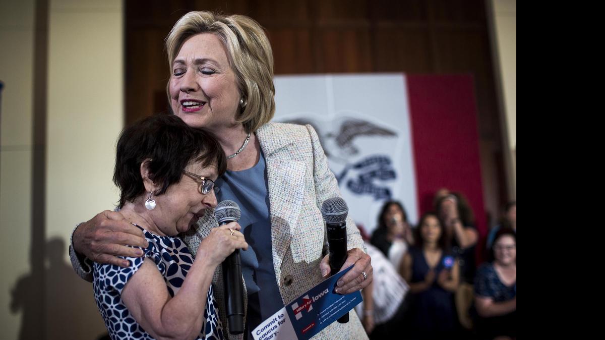 
La precandidata demócrata a la Casa Blanca Hillary Clinton, abraza a la líder de ese partido en Iowa, durante un encuentro en la Universidad Estatal.


