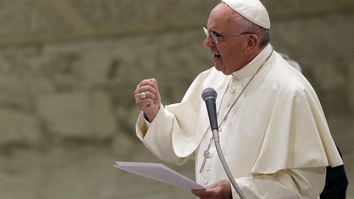 
Al papa Francisco le gusta el contacto con la gente que lo recibe durante sus viajes, un punto que preocupa a las autoridades estadounidenses durante su visita a EEUU.

