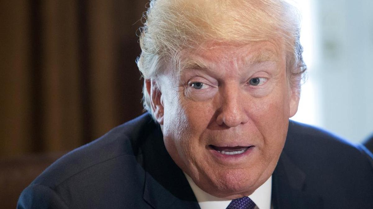 El presidente de los Estados Unidos, Donald Trump, habla durante una reunión con miembros del Comité de Finanzas del Senado y su equipo económico el 18 de octubre de 2017 en la Casa Blanca en Washington, D.C.
