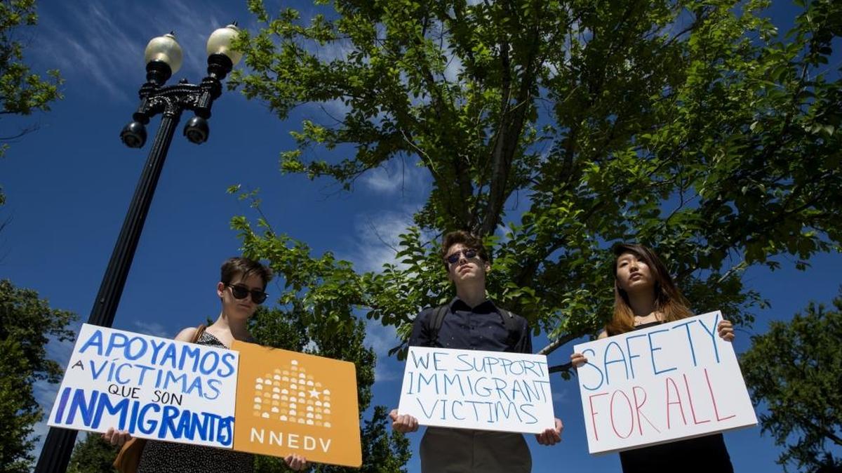 Varias personas protestan este lunes frente a la Corte Suprema en Washington por el fallo sobre la prohibición de viajes del presidente Trump.