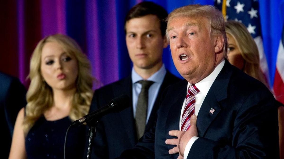 Tiffany (izq.) con su padre, el presidente electo Donald Trump, y el esposo de Ivanka, Jared Kushner, en Westchester, Nueva York.