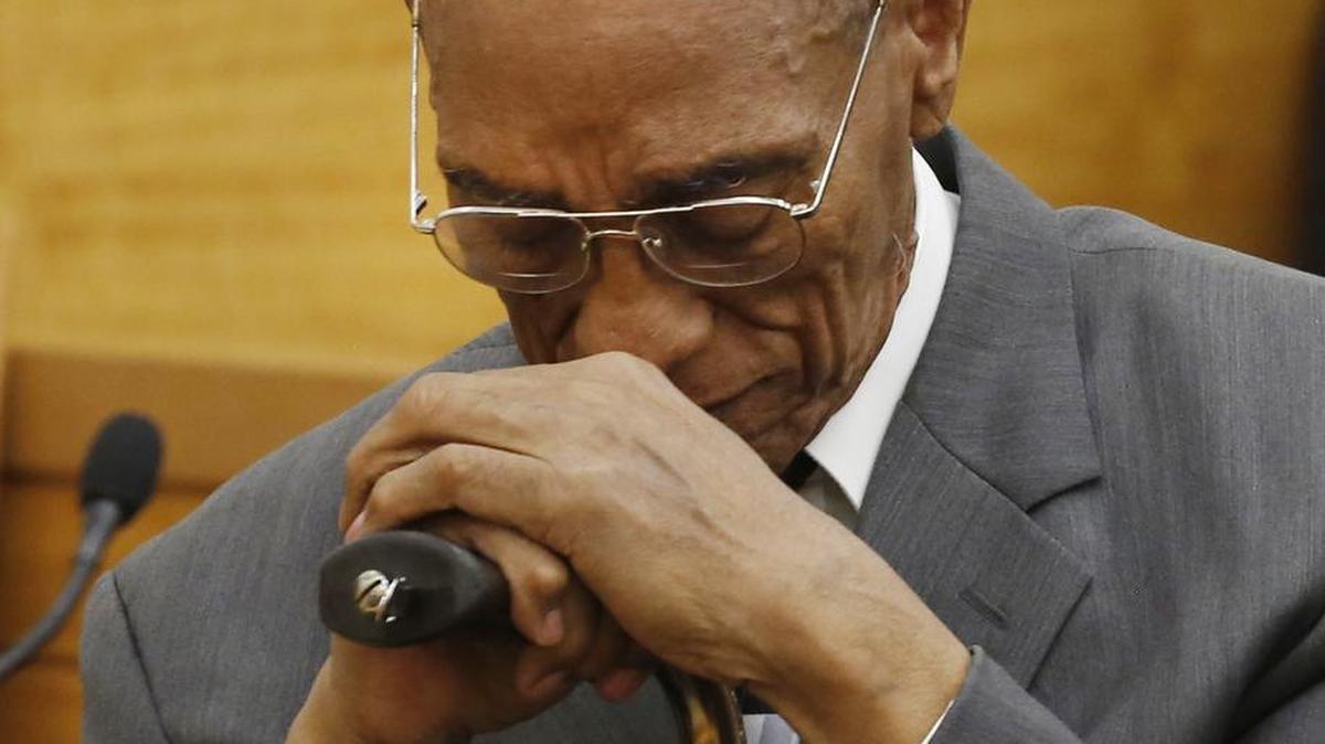 Paul Gatling escucha durante una sesión de la corte mientras la juez del Tribunal Supremo de Brooklyn le exonera sw un crimen este lunes, 2 de mayo de, 2016, Nueva York.