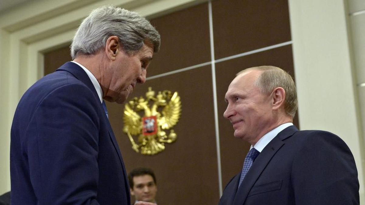 
El secretario de Estado John Kerry saluda el martes al presidente ruso Vladimir Putin (der.) en Sochi, Rusia.
