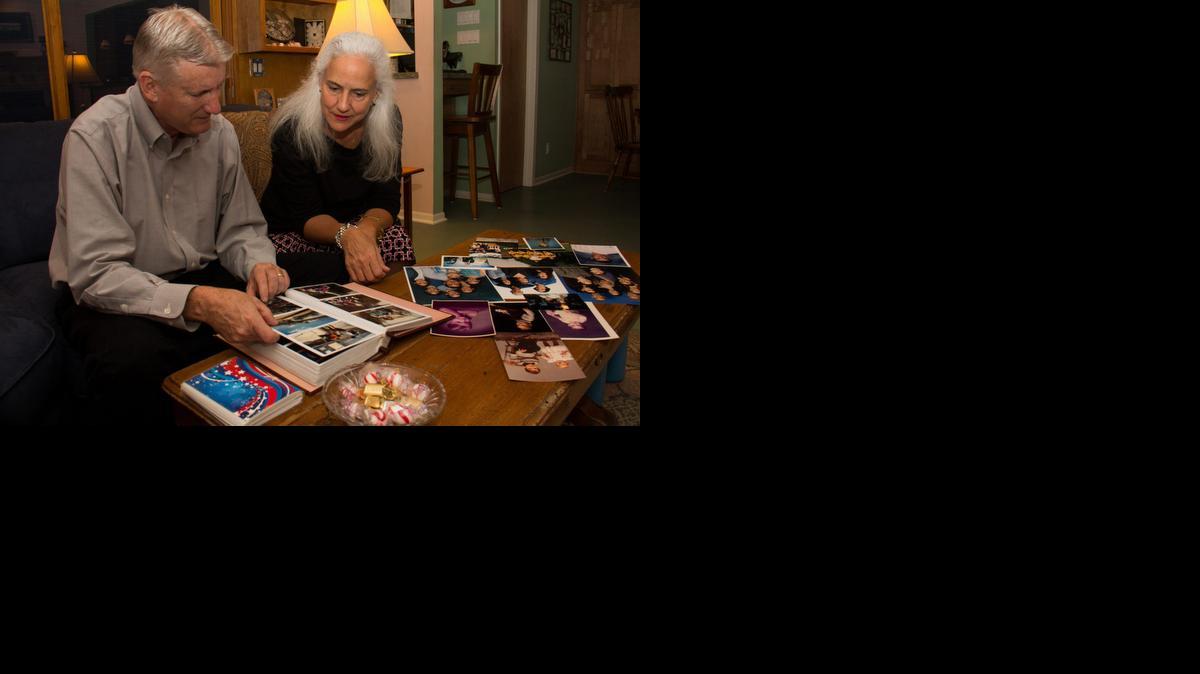 
Marc y Debra Austin, padres del periodista estadounidense Austin Tice, desaparecido desde hace más de dos años revisan fotografías de su hijo y su familia en su casa de Houston, Texas. 
