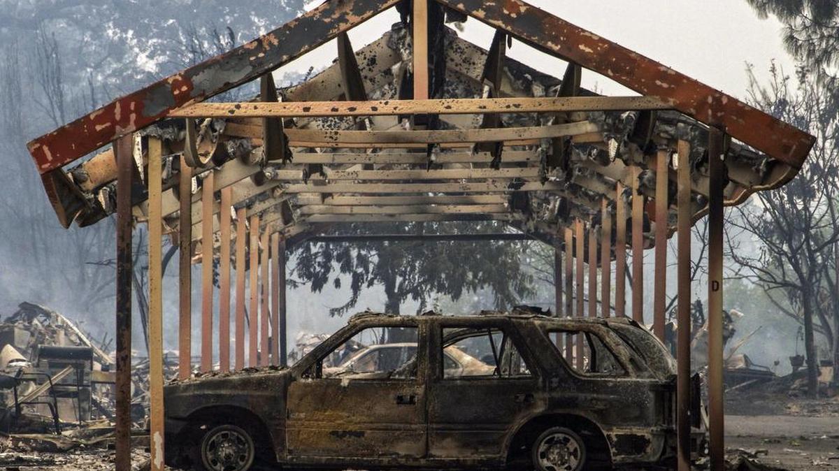 
Una casa y varios coches destrozados por las llamas de un incendio en Middletown, California.
