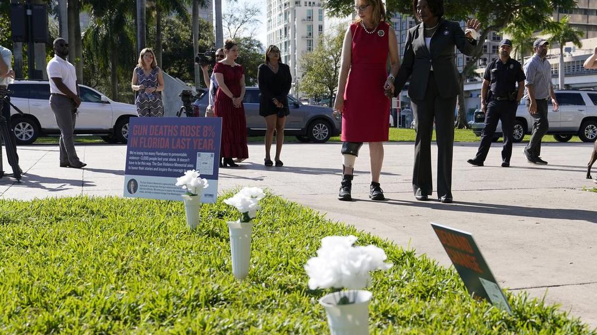La excongresista y sobreviviente de violencia con armas de fuego Gabby Giffords, demócrata de Arizona, a la izquierda, camina con el representante Val Demings, demócrata de Florida, en una instalación del Gun Violence Memorial en Bayfront Park, el lunes 13 de diciembre de 2021 en Miami. El monumento está destinado a concienciar sobre las miles de vidas que se pierden cada año a causa de la violencia armada. Giffords respalda la candidatura de Demmings al Senado de Estados Unidos en 2022. Foto AP /Lynne Sladky